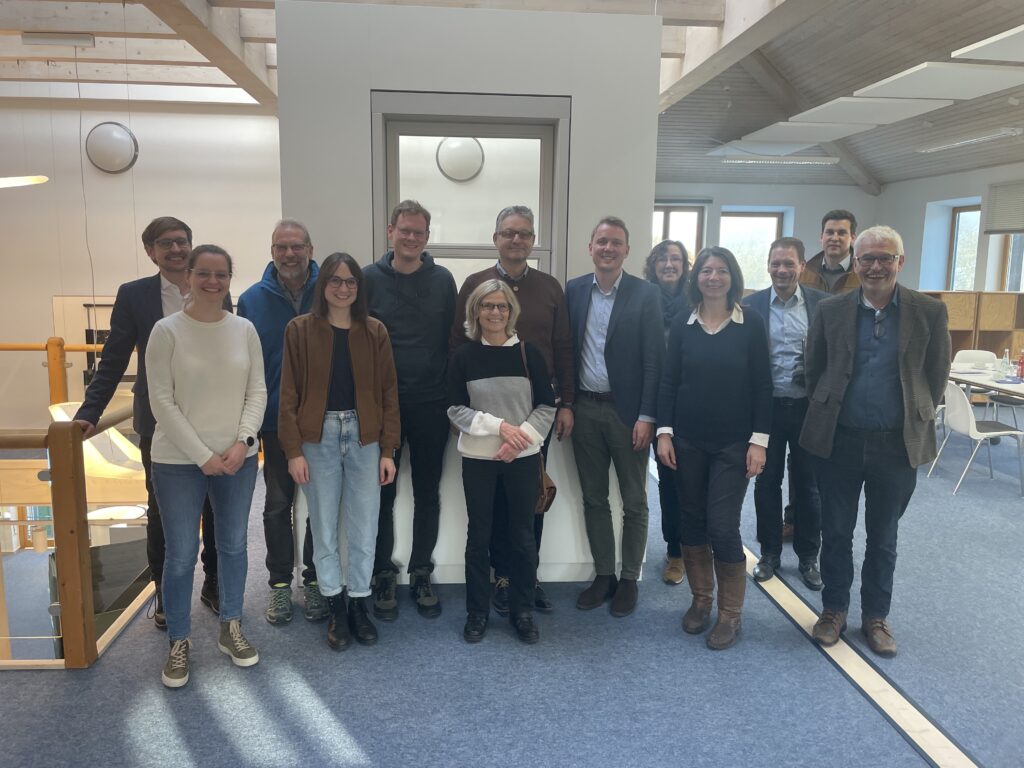 MdB Gesenhues zu Besuch bei Sorpetaler Fensterbau